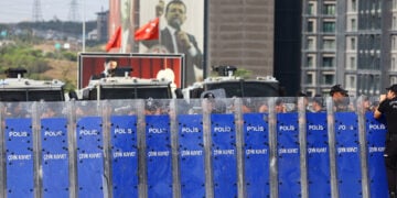 Oδοφράγματα γύρω από την έδρα του CHP στην Κωνσταντινούπολη (φωτ.: EPA / Tolga Bozoglu)