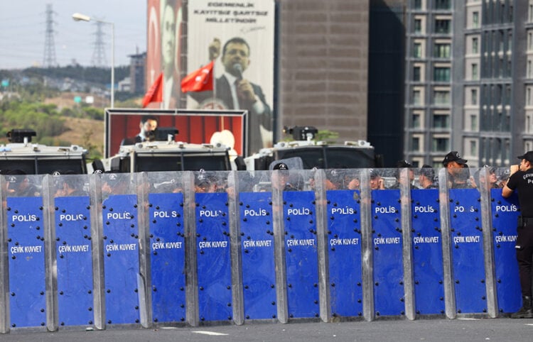 Oδοφράγματα γύρω από την έδρα του CHP στην Κωνσταντινούπολη (φωτ.: EPA / Tolga Bozoglu)