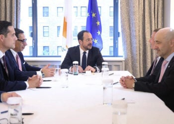 Ο Νίκος Χριστοδουλίδης με αντιπροσωπεία της ExxonMobil με επικεφαλής τον αντιπρόεδρο Τζον Άρντιλ (φωτ.: Facebook / Νίκος Χριστοδουλίδης - Nikos Christodoulides)