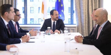 Ο Νίκος Χριστοδουλίδης με αντιπροσωπεία της ExxonMobil με επικεφαλής τον αντιπρόεδρο Τζον Άρντιλ (φωτ.: Facebook / Νίκος Χριστοδουλίδης - Nikos Christodoulides)