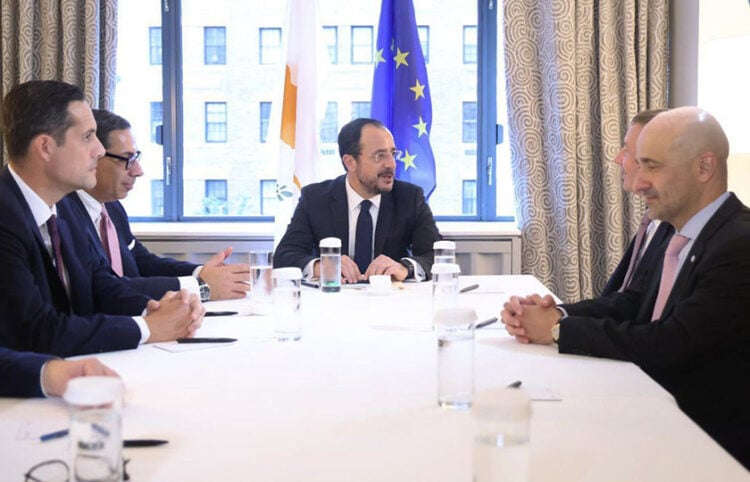 Ο Νίκος Χριστοδουλίδης με αντιπροσωπεία της ExxonMobil με επικεφαλής τον αντιπρόεδρο Τζον Άρντιλ (φωτ.: Facebook / Νίκος Χριστοδουλίδης - Nikos Christodoulides)