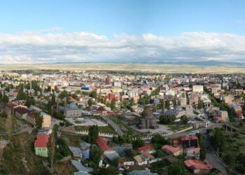 Η πόλη του Καρς με τον Καθεδρικό ναό στο κέντρο (φωτ.: Bjørn Christian Tørrissen /el.wikipedia.org)