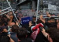 Διαδηλωτές προσπαθούν να περάσουν από τα οδοφράγματα που έβαλε η αστυνομία 
γύρω από την έδρα του CHP στην Κωνσταντινούπολη (φωτ.: EPA / Can Ozer)