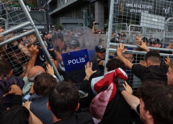 Διαδηλωτές προσπαθούν να περάσουν από τα οδοφράγματα που έβαλε η αστυνομία 
γύρω από την έδρα του CHP στην Κωνσταντινούπολη (φωτ.: EPA / Can Ozer)