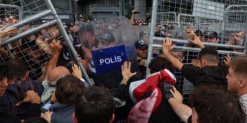 Διαδηλωτές προσπαθούν να περάσουν από τα οδοφράγματα που έβαλε η αστυνομία 
γύρω από την έδρα του CHP στην Κωνσταντινούπολη (φωτ.: EPA / Can Ozer)