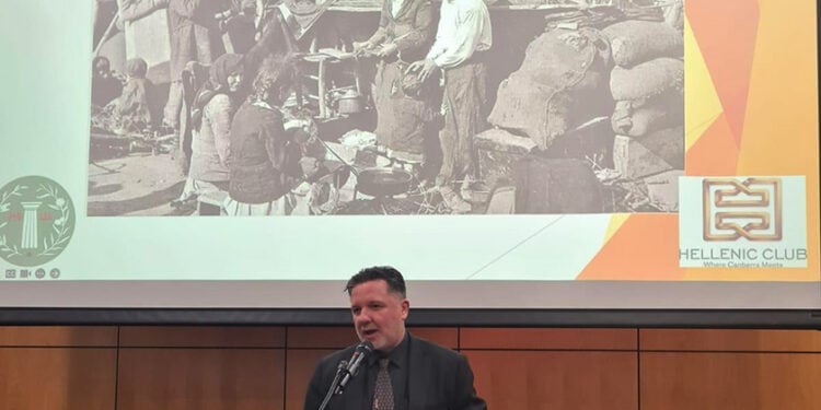 O Παναγιώτης Διαμάντης μιλά στην εκδήλωση για την παρουσίαση του βιβλίου για τον Τρελόαρ, στην Καμπέρα. 17 Σεπτεμβρίου 2025 (φωτ.: Facebook / Embassy of Greece in Australia)