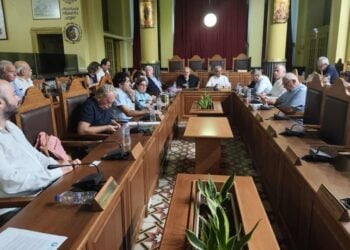 Στιγμιότυπο από τη συνάντηση Ελλήνων και Τούρκων αυτοδιοικητικών (φωτ.: ΑΠΕ-ΜΠΕ)