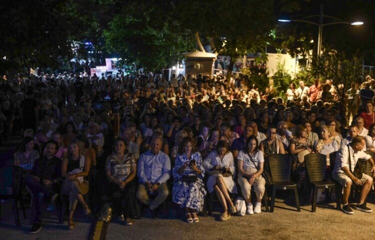 Πλήθος κόσμου συγκεντρώνεται στις εκδηλώσεις της Βαλκανικής Πλατείας (φωτ.: Δήμος Νεάπολης-Συκεών)