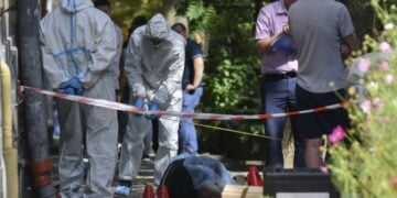 Αστυνομικοί της σήμανσης ερευνούν το σημείο όπου δολοφονήθηκε ο πρώην πρόεδρος του ουκρανικού κοινοβουλίου Αντρίι Παρούμπι, στη Λβιβ (φωτ.: EPA/Mykola Tys)