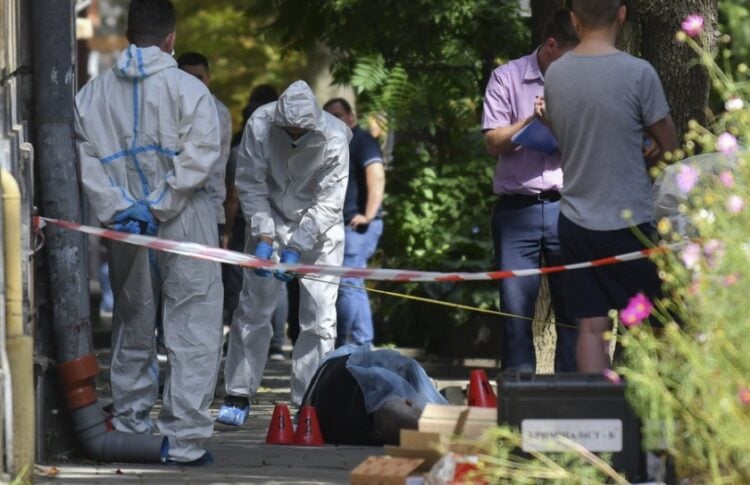 Αστυνομικοί της σήμανσης ερευνούν το σημείο όπου δολοφονήθηκε ο πρώην πρόεδρος του ουκρανικού κοινοβουλίου Αντρίι Παρούμπι, στη Λβιβ (φωτ.: EPA/Mykola Tys)