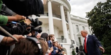 Ο Αμερικανός πρόεδρος Ντόναλντ Τραμπ κάνει δηλώσεις στους δημοσιογράφους έξω από τον Λευκό Οίκο (φωτ.: EPA/Samuel Corum/POOL)
