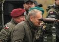 Ο Πολωνός πρωθυπουργός Ντόναλντ Τουσκ παρακολουθεί στρατιωτική άσκηση (φωτ. αρχείου: EPA/Tomasz Waszczuk)