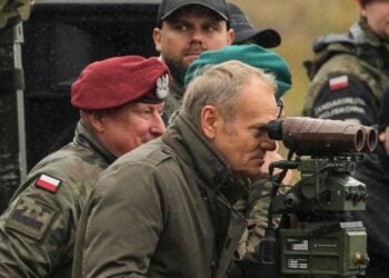 Ο Πολωνός πρωθυπουργός Ντόναλντ Τουσκ παρακολουθεί στρατιωτική άσκηση (φωτ. αρχείου: EPA/Tomasz Waszczuk)