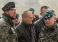 Ο Πολωνός πρωθυπουργός Ντόναλντ Τουσκ (κέντρο) συζητά με αξιωματικούς του στρατού στη διάρκεια άσκησης (φωτ. αρχείου: EPA/Tomasz Waszczuk)