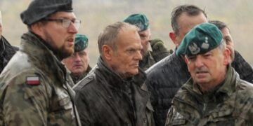 Ο Πολωνός πρωθυπουργός Ντόναλντ Τουσκ (κέντρο) συζητά με αξιωματικούς του στρατού στη διάρκεια άσκησης (φωτ. αρχείου: EPA/Tomasz Waszczuk)
