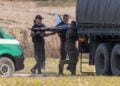 Στελέχη των Ενόπλων Δυνάμεων της Πολωνίας μεταφέρουν ένα από τα ρωσικά drones που έπεσαν χθες σε χωριό στα ανατολικά της χώρας (φωτ.: EPA/Wojtek Jargilo)