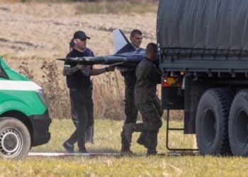 Στελέχη των Ενόπλων Δυνάμεων της Πολωνίας μεταφέρουν ένα από τα ρωσικά drones που έπεσαν χθες σε χωριό στα ανατολικά της χώρας (φωτ.: EPA/Wojtek Jargilo)