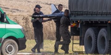 Στελέχη των Ενόπλων Δυνάμεων της Πολωνίας μεταφέρουν ένα από τα ρωσικά drones που έπεσαν χθες σε χωριό στα ανατολικά της χώρας (φωτ.: EPA/Wojtek Jargilo)