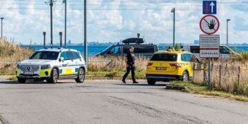 Δανός αστυνομικός έξω από χώρο αεροδρομίου όπου παρατηρήθηκαν πτήσεις drones άγνωστης προέλευσης (φωτ.: glomex)