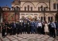 Αναμνηστική φωτογραφία από την εκδήλωση μπροστά στο Μνημείο Προσφυγικού Ελληνισμού (φωτ.: Περιφέρεια Κεντρικής Μακεδονίας)