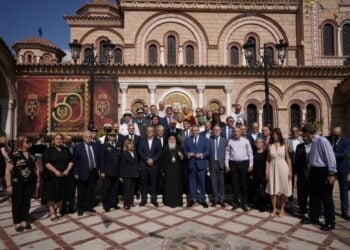 Αναμνηστική φωτογραφία από την εκδήλωση μπροστά στο Μνημείο Προσφυγικού Ελληνισμού (φωτ.: Περιφέρεια Κεντρικής Μακεδονίας)