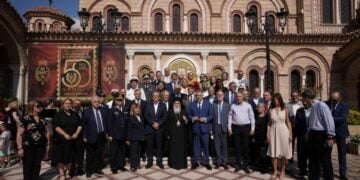 Αναμνηστική φωτογραφία από την εκδήλωση μπροστά στο Μνημείο Προσφυγικού Ελληνισμού (φωτ.: Περιφέρεια Κεντρικής Μακεδονίας)