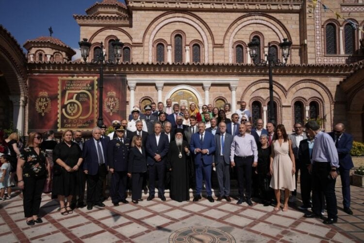 Αναμνηστική φωτογραφία από την εκδήλωση μπροστά στο Μνημείο Προσφυγικού Ελληνισμού (φωτ.: Περιφέρεια Κεντρικής Μακεδονίας)