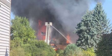 Πυροσβέστες προσπαθούν να σβήσουν τη φωτιά (φωτ.: Χ / 
Doug Harvin)