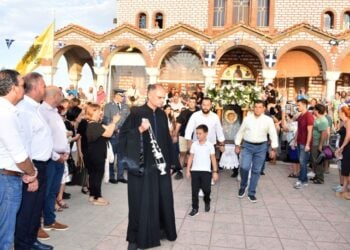 Στιγμιότυπο από τη λιτανεία της εικόνας του Αγίου Μάμαντος (φωτ.: Δήμος Νέας Προποντίδας)