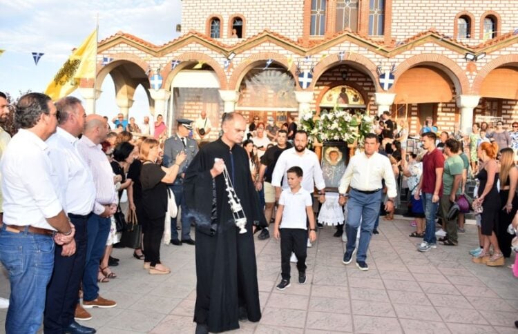Στιγμιότυπο από τη λιτανεία της εικόνας του Αγίου Μάμαντος (φωτ.: Δήμος Νέας Προποντίδας)