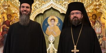Από αριστερά, οι ψηφισθέντες επίσκοποι Καμπέρας Αθηναγόρας και ο Κερασούντος Χριστόφορος (φωτ.: Αρχιεπισκοπή Αυστραλίας/Μάρκελλος Πετρόπουλος)