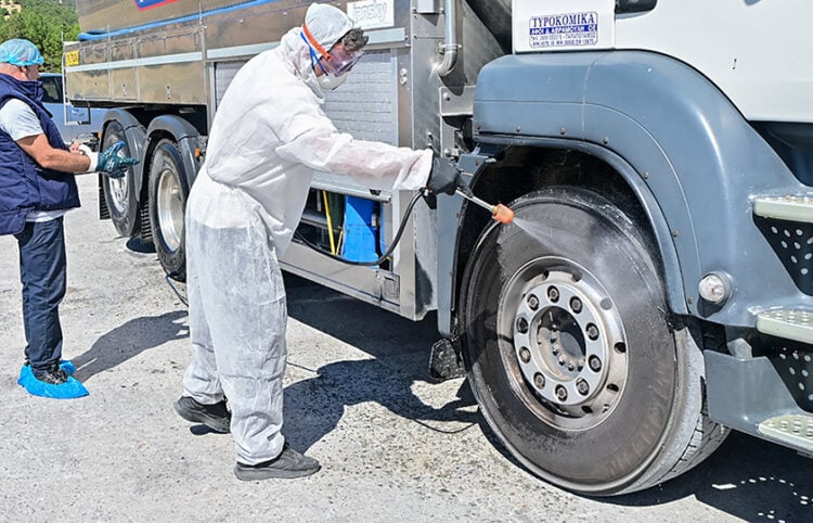 Στον απολυμαντικό σταθμό στο Μακρυχώρι Λάρισας. Παρασκευή 19 Σεπτεμβρίου 2025  (φωτ.: EUROKINISSI)