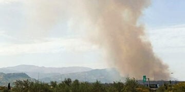 Καπνός από τη φωτιά στην Αιγιαλεία (φωτ.: Facebook / Πυρκαγιά Ενημέρωση / Δημήτρης Τσανάς)