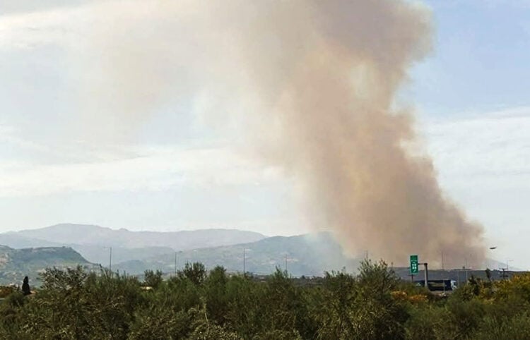 Καπνός από τη φωτιά στην Αιγιαλεία (φωτ.: Facebook / Πυρκαγιά Ενημέρωση / Δημήτρης Τσανάς)