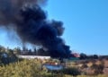 Πυκνός μαύρος καπνός από τη φωτιά στην επιχείρηση στο Μενίδι (φωτ.: Facebook / Πυρκαγιά Ενημέρωση / Giorgos Ker)