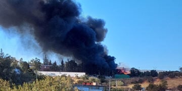 Πυκνός μαύρος καπνός από τη φωτιά στην επιχείρηση στο Μενίδι (φωτ.: Facebook / Πυρκαγιά Ενημέρωση / Giorgos Ker)