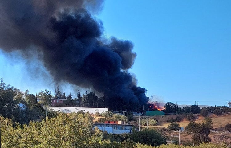 Πυκνός μαύρος καπνός από τη φωτιά στην επιχείρηση στο Μενίδι (φωτ.: Facebook / Πυρκαγιά Ενημέρωση / Giorgos Ker)