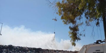 Ρίψεις νερού από ελικόπτερο στο ΧΥΤΑ Αγίου Νικολάου (φωτ.: neakriti.gr)