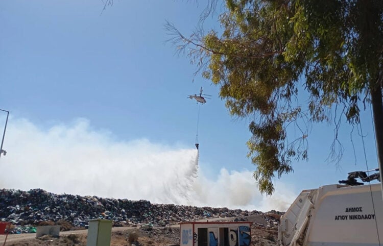 Ρίψεις νερού από ελικόπτερο στο ΧΥΤΑ Αγίου Νικολάου (φωτ.: neakriti.gr)