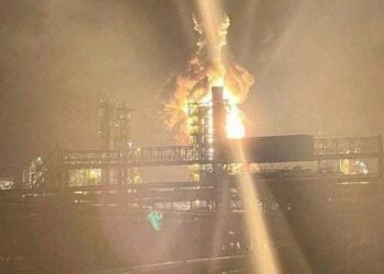 Σύμφωνα με το ρωσικό υπουργείο Άμυνας η φωτιά στο διυλιστήριο έχει κατασβεστεί (φωτ.: Χ/EMPR.media)