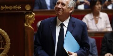 Ο Γάλλος πρωθυπουργός Φρανσουά Μπαϊρού στη γαλλική Εθνοσυνέλευση, κατά τη συζήτηση για την ψήφο εμπιστοσύνης (φωτ.: EPA/Yoan Valat)