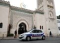 Περιπολικό της γαλλικής αστυνομίας έξω από το Μεγάλο Τζαμί του Παρισιού (φωτ. αρχείου: EPA/Christophe Petit Tesson)