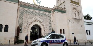Περιπολικό της γαλλικής αστυνομίας έξω από το Μεγάλο Τζαμί του Παρισιού (φωτ. αρχείου: EPA/Christophe Petit Tesson)