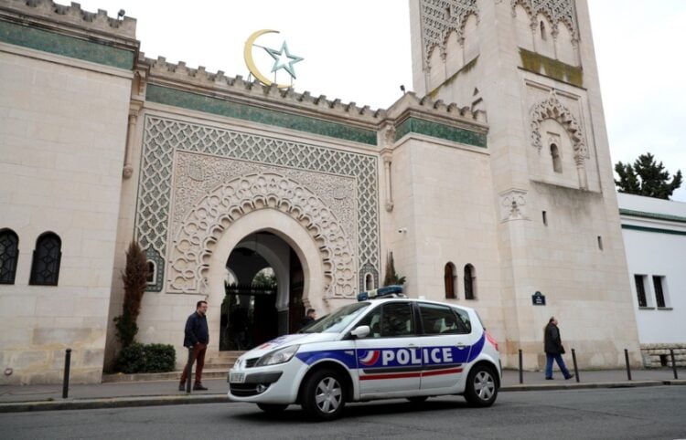 Περιπολικό της γαλλικής αστυνομίας έξω από το Μεγάλο Τζαμί του Παρισιού (φωτ. αρχείου: EPA/Christophe Petit Tesson)
