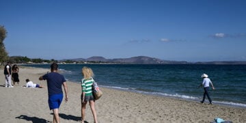 Φθινόπωρο στην παραλία της Νέας Μάκρης (φωτ.: EUROKINISSI / Μιχάλης Καραγιάννης)