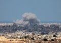 Καπνός υψώνεται μετά το βομβαρδισμό των προαστίων της Γάζας από τις ισραηλινές δυνάμεις. 16 Σεπτεμβρίου 2025 (φωτ.: EPA / Atef Safadi)