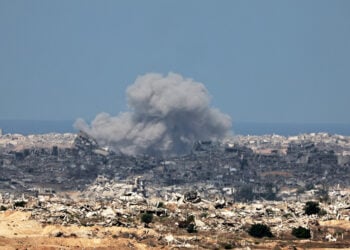 Καπνός υψώνεται μετά το βομβαρδισμό των προαστίων της Γάζας από τις ισραηλινές δυνάμεις. 16 Σεπτεμβρίου 2025 (φωτ.: EPA / Atef Safadi)