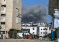 Καπνός υψώνεται μετά την αεροπορική επιδρομή των Ισραηλινών κοντά στο νοσοκομείο Αλ-Σίφα στην πόλη της Γάζας. 28 Σεπτεμβρίου 2025 (φωτ.: EPA / Mohammed Saber)