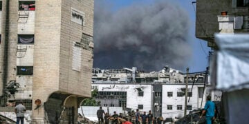 Καπνός υψώνεται μετά την αεροπορική επιδρομή των Ισραηλινών κοντά στο νοσοκομείο Αλ-Σίφα στην πόλη της Γάζας. 28 Σεπτεμβρίου 2025 (φωτ.: EPA / Mohammed Saber)
