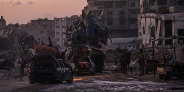 Παλαιστίνιοι εγκαταλείπουν την πόλη της Γάζας (φωτ.: EPA / Mohammed Saber)